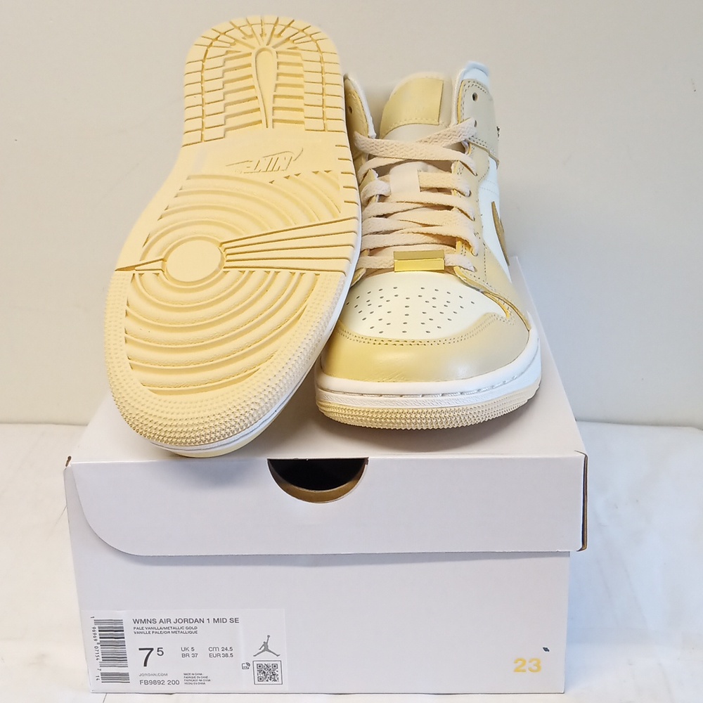 WMNS AIR JORDAN 1 MID SE (7.5W) - Picture 11 of 14